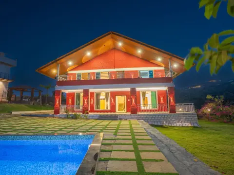 Red Baddie in Lonavala